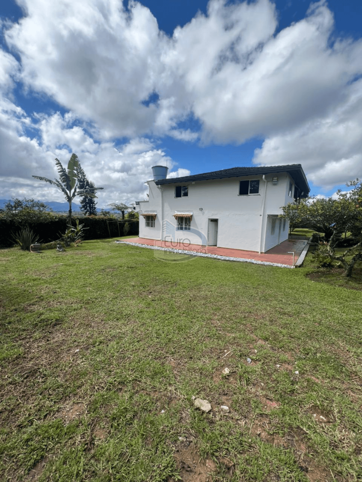 SE VENDE HERMOSA FINCA DE DOS NIVELES TERRENO COMPLETAMENTE PLANO EN LA VEREDA PANTANILLO 