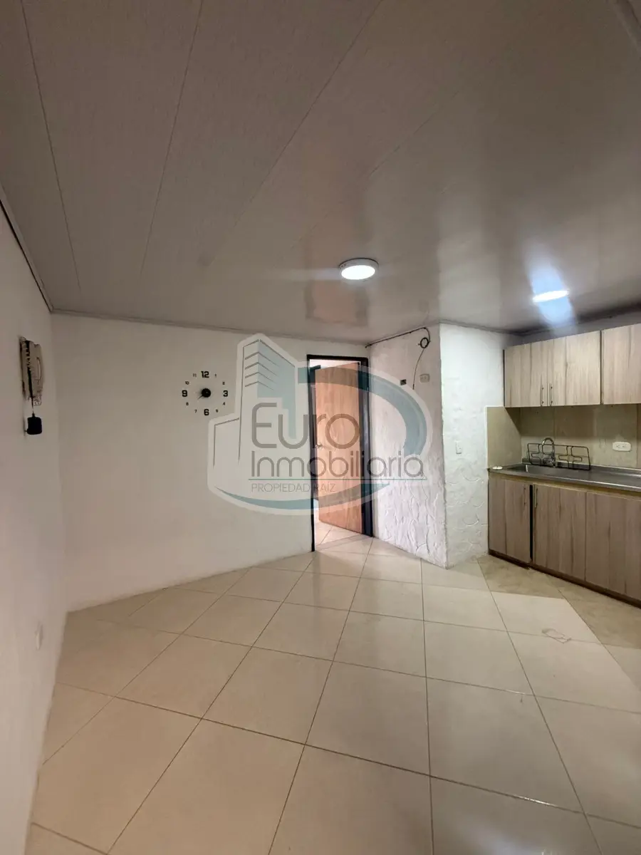 SE ARRIENDA APARTAESTUDIO SEXTO PISO SECTOR SEMILLITAS