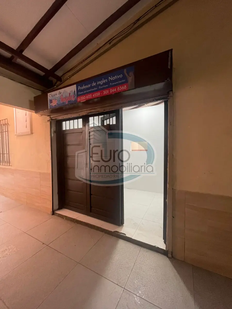 SE ARRIENDA LOCAL COMERCIAL EN EL CENTRO DEL PARQUE