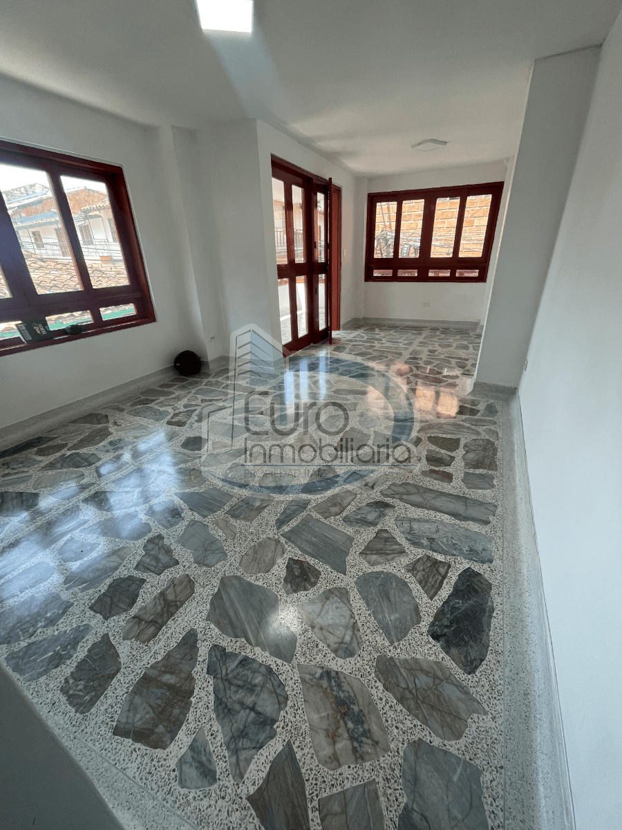 SE ARRIENDA APARTAMENTO SEGUNDO PISO EN EL PARQUE PRINCIPAL DE MARINILLA, ANTIOQUIA