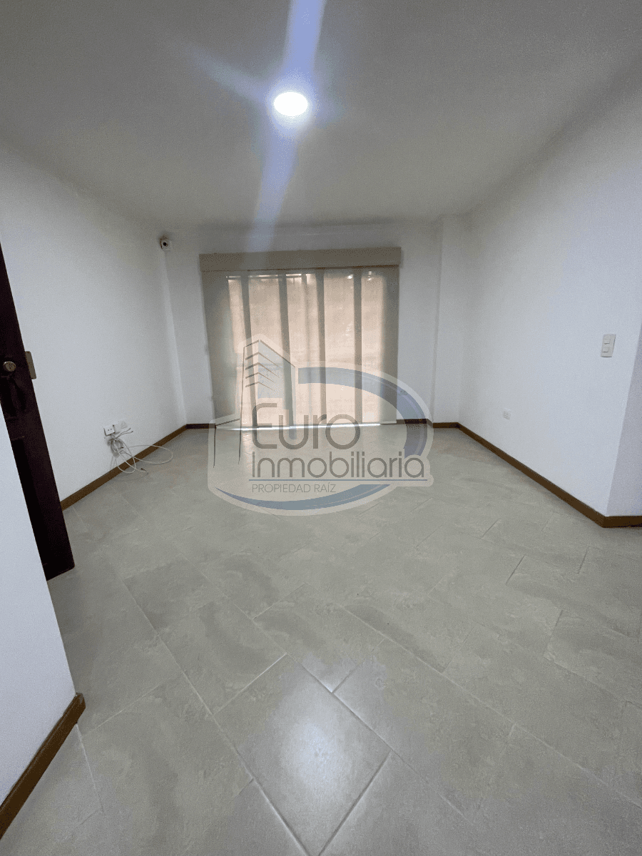 SE ARRIENDA CASA SEGUNDO PISO A SOLO 5 MIN DEL PARQUE PRINCIPAL, CON PARQUEADERO DE CARRO
