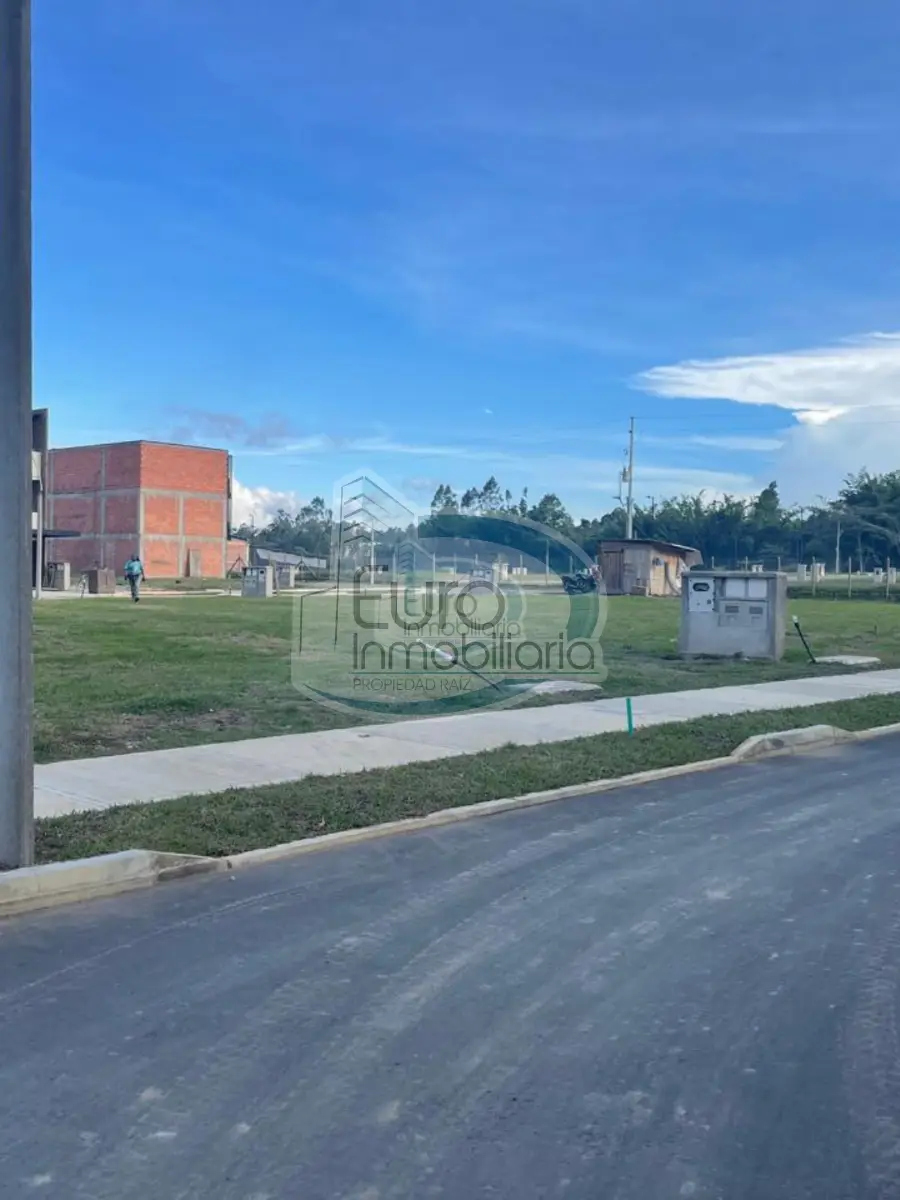 SE VENDE LOTE PARA CONSTRUIR CASA DE 3 PISOS UNIFAMILIAR SECTOR ALCARAVANES ESCRITURAS 100%
