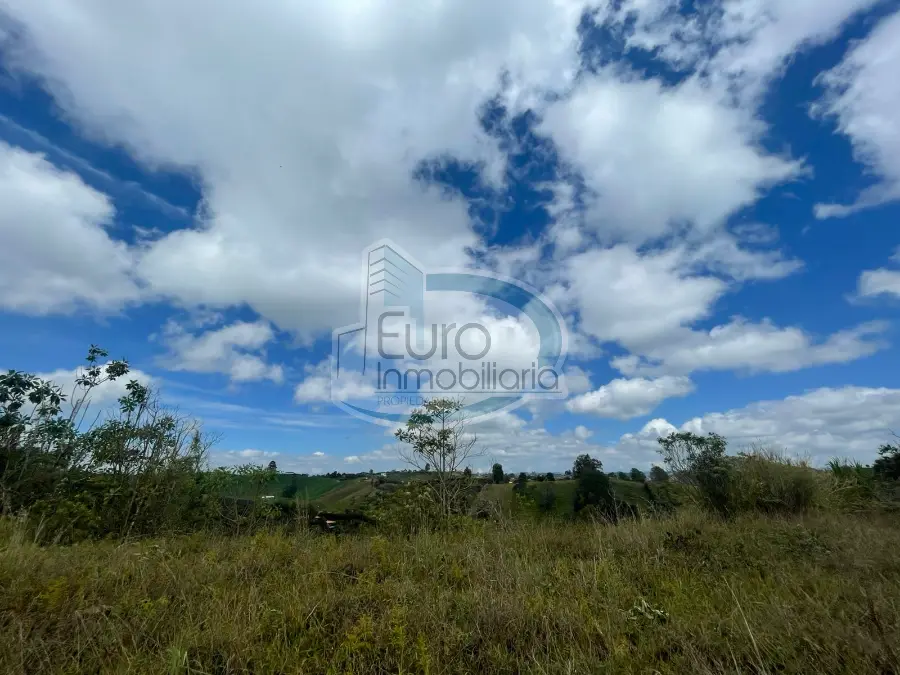 SE VENDE LOTE CON EXPLANACIÓN Y ACOMETIDAS DE AGUA Y ENERGIA EN LA VEREDA LA MONTAÑITA