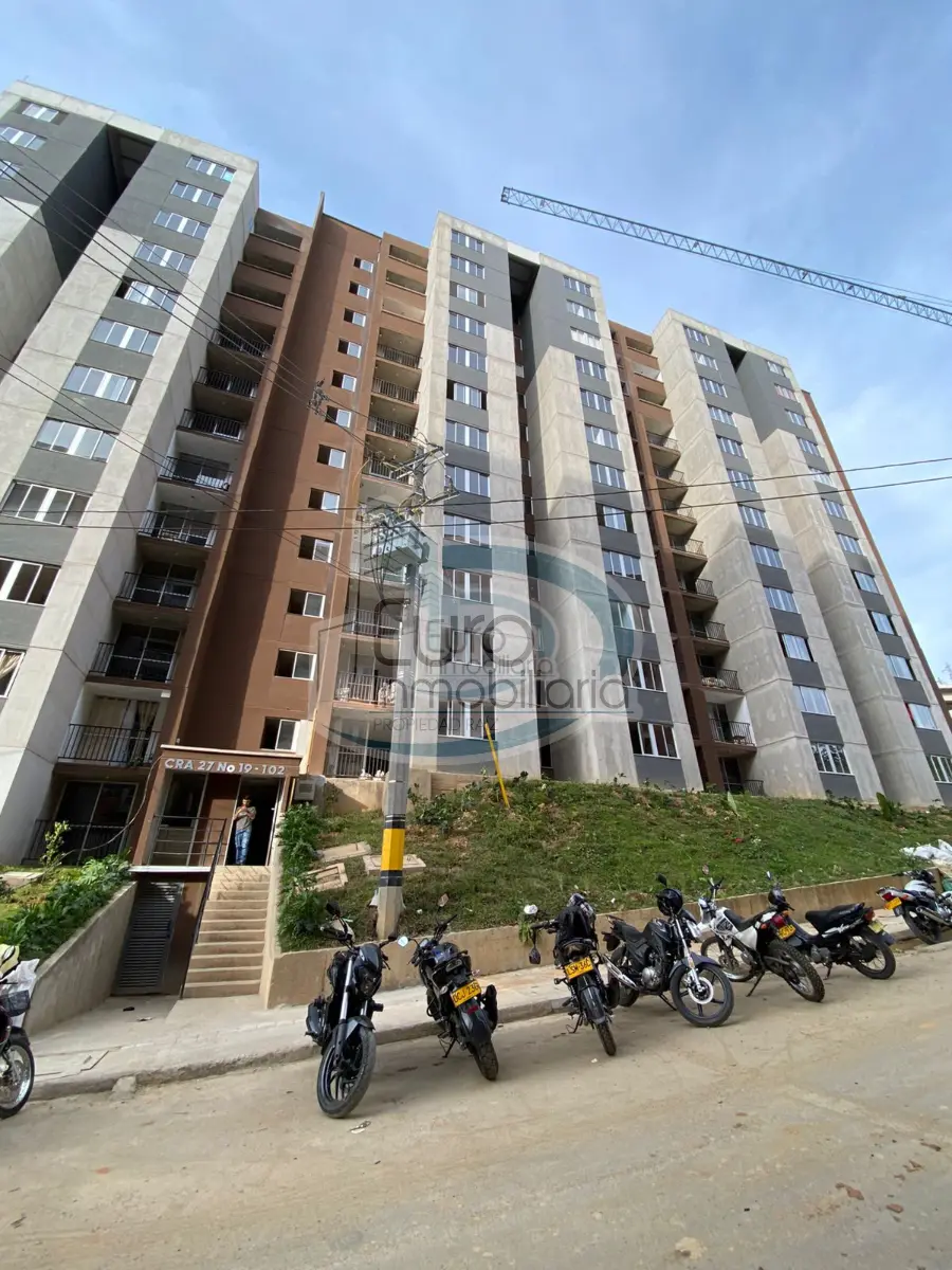 SE VENDE APARTAMENTO EN URBANNIZACIÓN EN OBRA GRIS