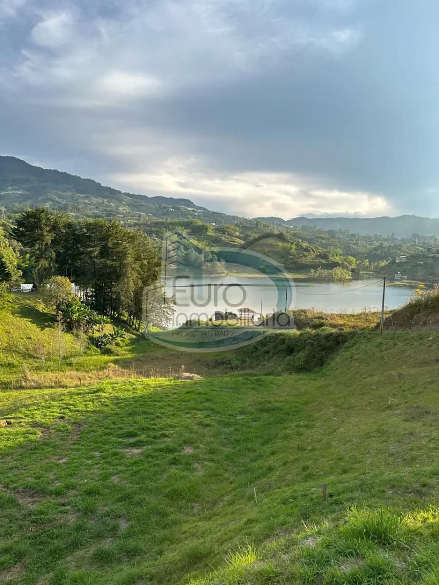 SE VENDE UN LOTE CON UNA VISTA EXCEPCIONAL AL EMBALSE DE GUATAPE, CON ESCRITURA 100%